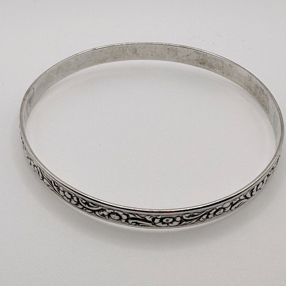 Elegant Sterling Silver Floral Bangle - Picture 2 of 4